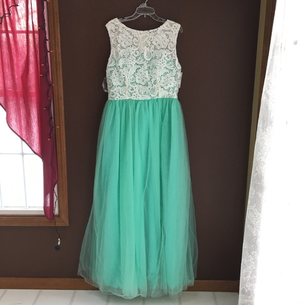 Sleeveless Cream Lace Bodice Green Skirt